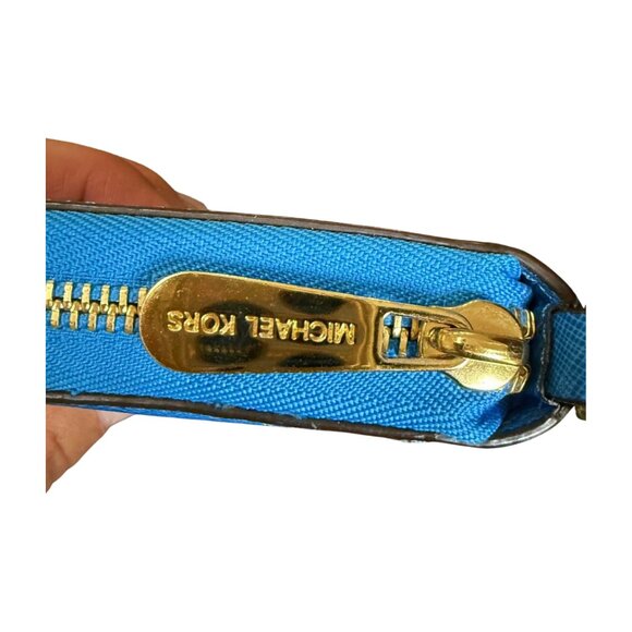 MICHAEL KORS BLUE TRAVEL SMARTPHONE WRISTLET - Picture 6 of 11